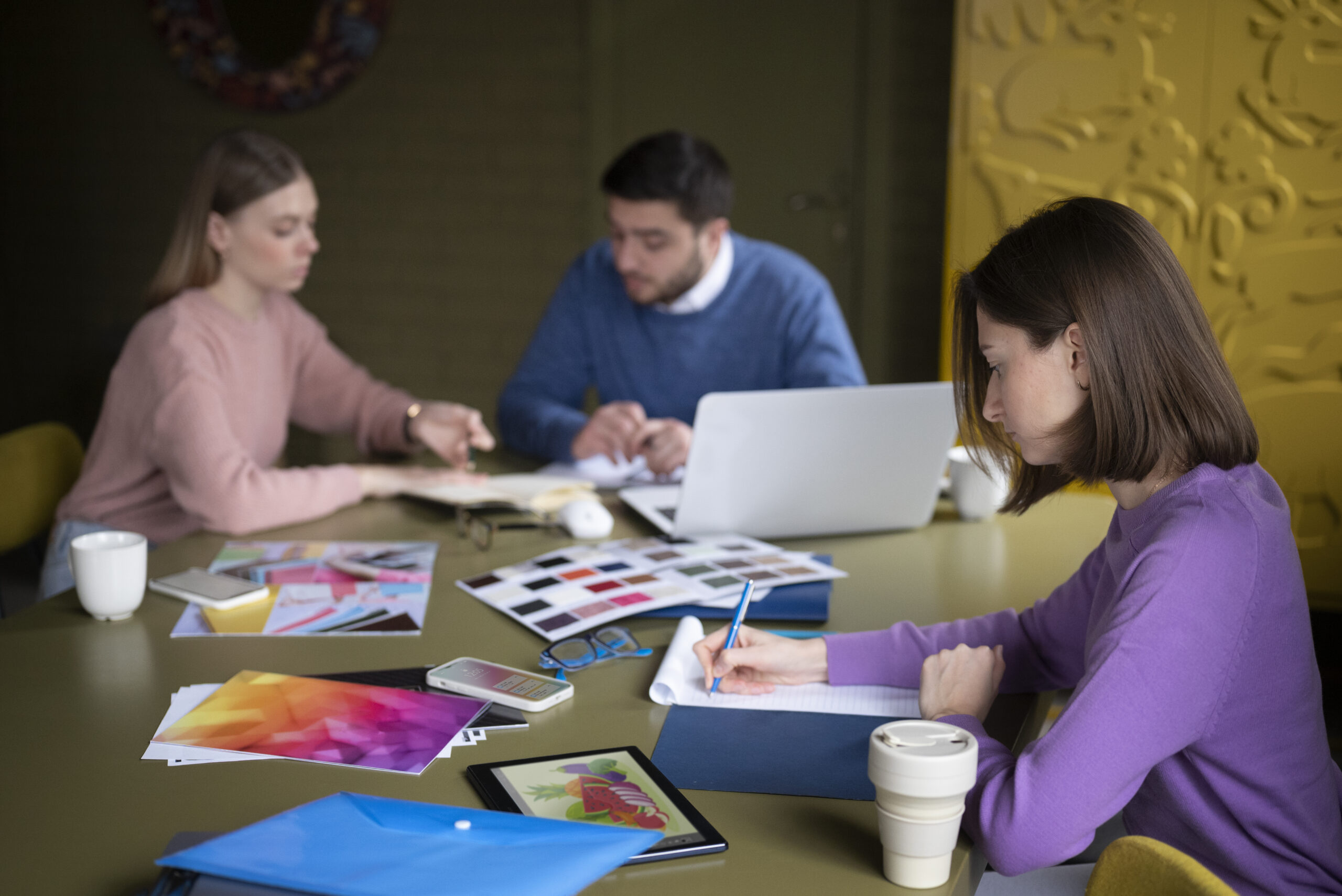 medium-shot-people-working-desk